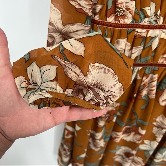 Entro Tan V-Neck Pleated Floral Dress Size Large - Picture 3 of 13